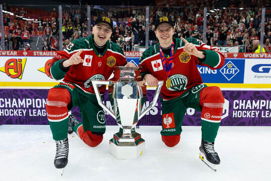 Linus Högberg and Isac Heens of Frölunda celebrate with