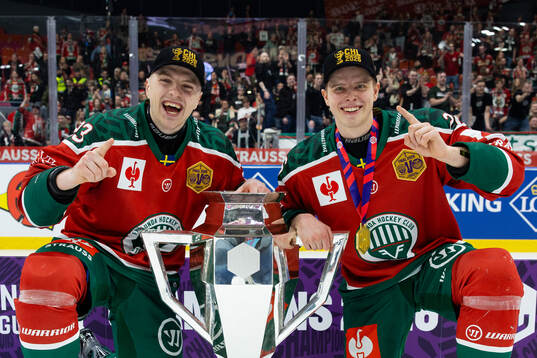 Linus Högberg and Isac Heens of Frölunda celebrate with