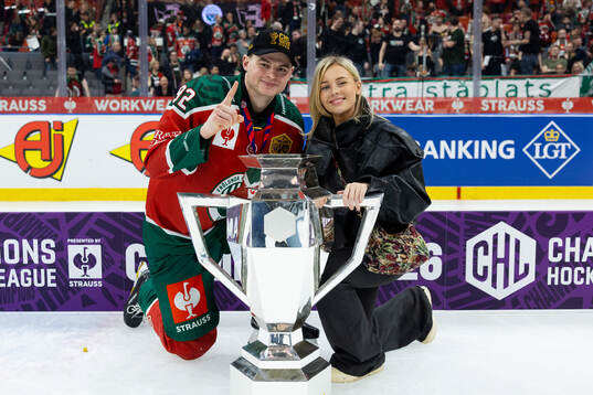 Filip Cederqvist of Frölunda and his fiancée celebrate