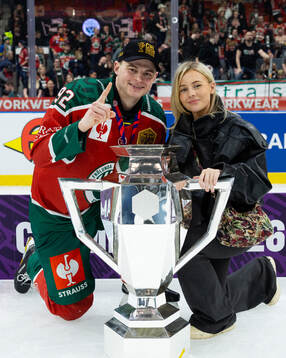 Filip Cederqvist of Frölunda and his fiancée celebrate