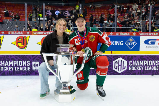 Isac Heens of Frölunda and his fiancée celebrate with the