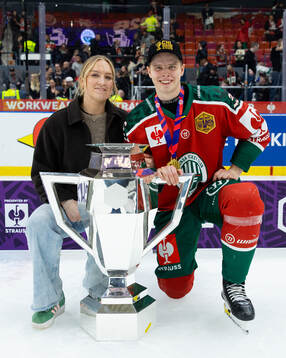 Isac Heens of Frölunda and his fiancée celebrate with the