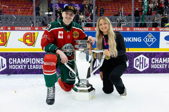 Linus Högberg of Frölunda and his fiancée celebrate with