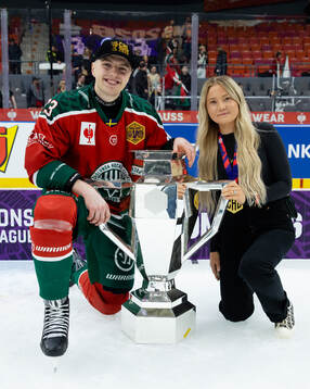 Linus Högberg of Frölunda and his fiancée celebrate with
