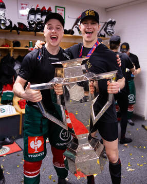 Linus Högberg and Tom Nilsson of Frölunda  celebrate with