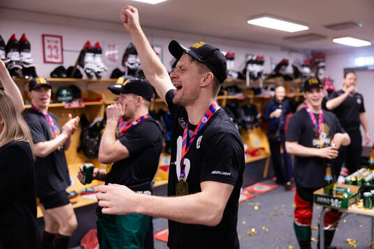 Nicklas Lasu of Frölunda celebrates