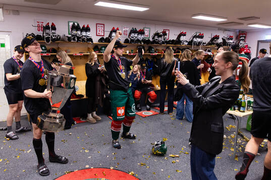 Tom Nilsson and Henrik Tömmernes of Frölunda celebrate