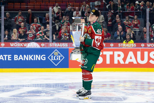 Dominik Egli of Frölunda celebrates with the trophy