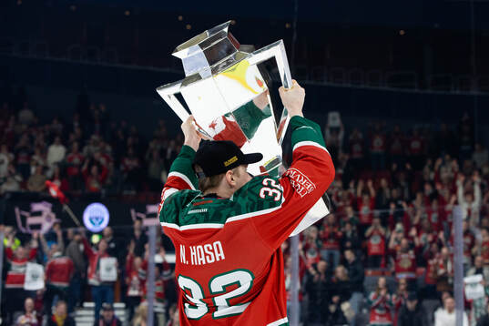 Noah Hasa of Frölunda celebrates with the trophy