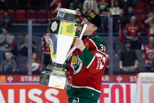 Noah Hasa of Frölunda celebrates with the trophy