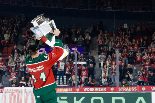 Noah Dower Nilsson of Frölunda celebrates with the trophy