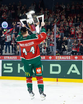 Noah Dower Nilsson of Frölunda celebrates with the trophy