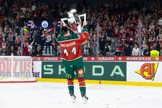 Noah Dower Nilsson of Frölunda celebrates with the trophy