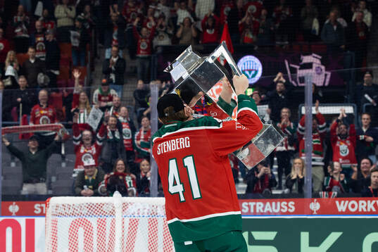 Ivar Stenberg of Frölunda celebrates with the trophy