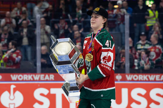 Ivar Stenberg of Frölunda celebrates with the trophy