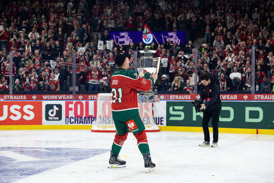 Nicklas Lasu of Frölunda celebrates with the trophy