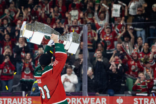 Nicklas Lasu of Frölunda celebrates with the trophy