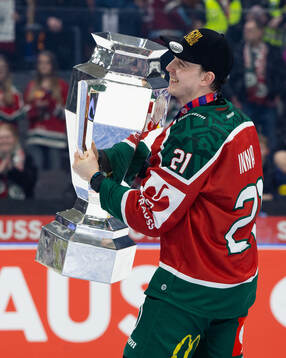 Jere Innala of Frölunda celebrates with the trophy