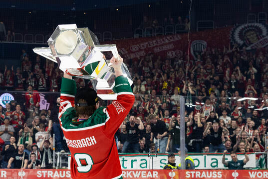 Linus Weissbach of Frölunda celebrates with the trophy