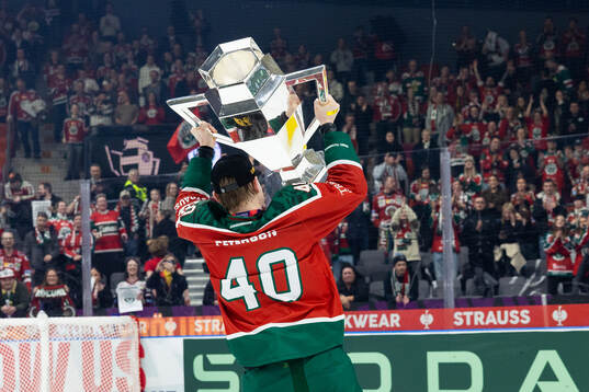 Jacob Peterson of Frölunda celebrates with the trophy