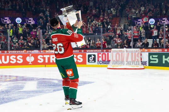 Isac Heens of Frölunda celebrates with the trophy