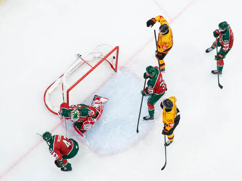 Otto Leskinen of Luleå scores 2-2 behind goaltender Tobias