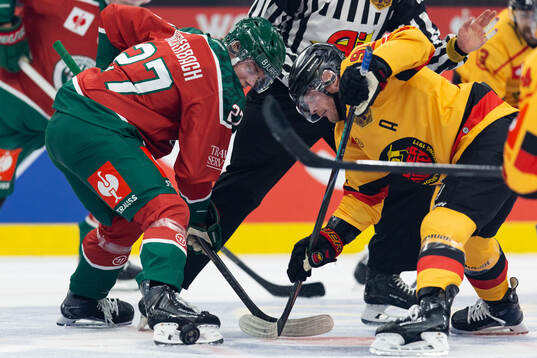 Theodor Niederbach of Frölunda and Brian O'Neill of Luleå