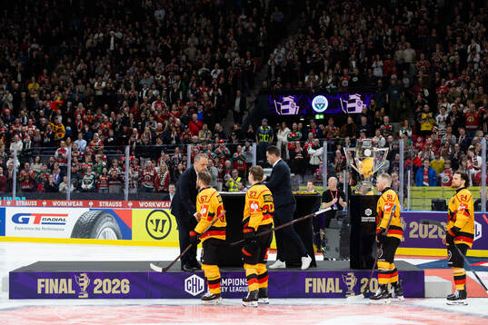 Players of Luleå receives their silver medals