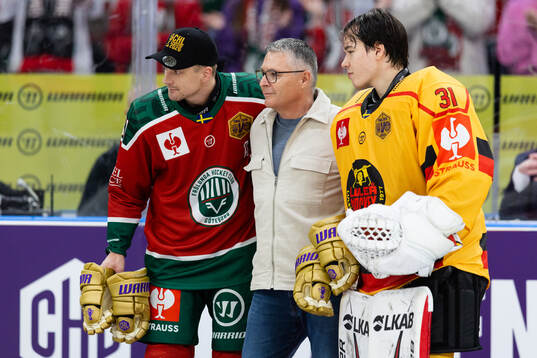 Nicklas Lasu of Frölunda and goaltender Matteus Ward of