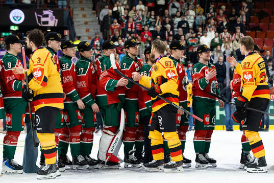 Players of Luleå congratulates players of Frölunda