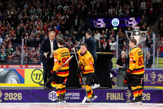 Players of Luleå receives their silver medals