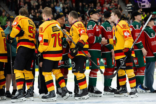 Players of Luleå congratulates players of Frölunda