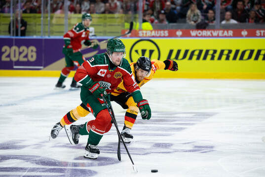 Linus Weissbach of Frölunda and Brendan Shinnimin of Luleå