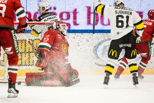 Moras målvakt Tobias Johansen Breivold deppar