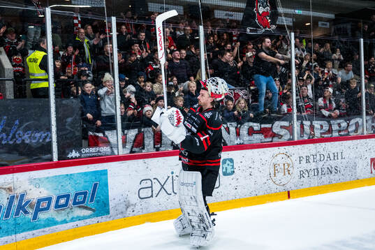 Nybros målvakt Tex Williamsson jublar