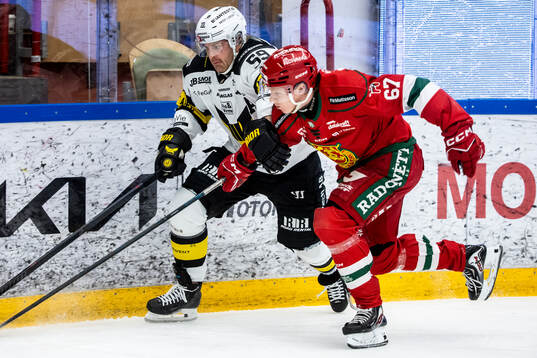 Västerås Anton Mylläri och Moras Jesper Norbäck