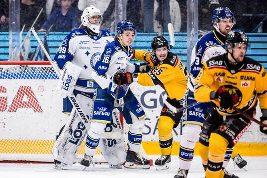 Leksands målvakt Filip Larsson och Rocky Langvardt och