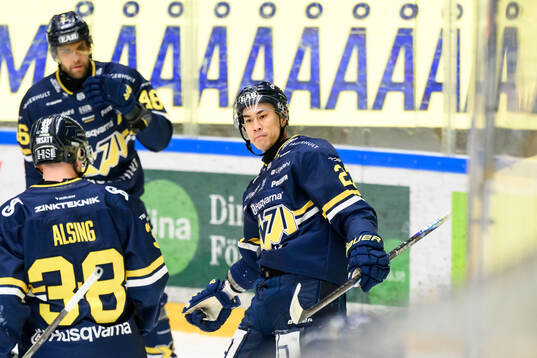 HV71s Jonathan Ang jublar