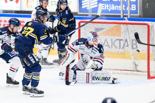 HV71s Jonathan Ang och Linköpings målvakt Waltteri