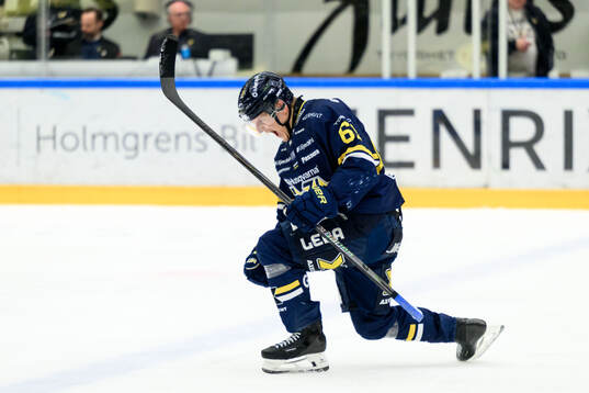 HV71s Axel Rindell jublar