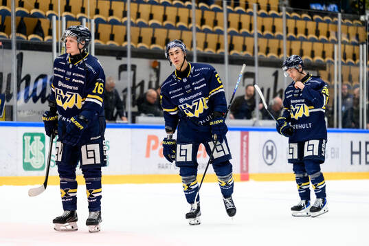 HV71s Linus Lindström, Jonathan Ang och Nikola Pasic deppar