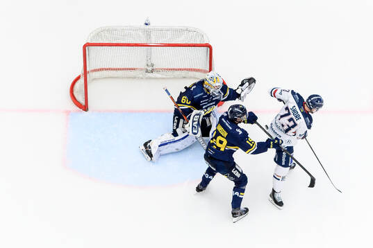 HV71s målvakt Felix Sandström, Niklas Hansson mot