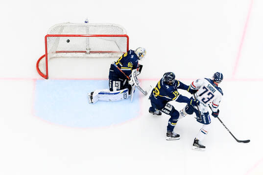 HV71s målvakt Felix Sandström, Niklas Hansson mot