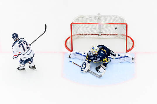 Linköpings Nicholas Shore gör mål på straff bakom HV71s
