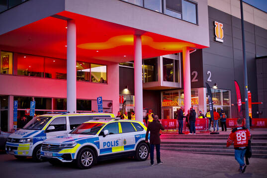 Poliser utanför Behrn Arena