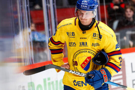 Djurgårdens Gustav Lindström lämnar isen med en skada