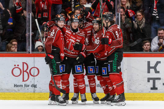 Örebros Patrik Karlkvist jublar med lagkamrater