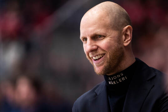 Örebros assisterande tränare Carl Gunnarsson är glad