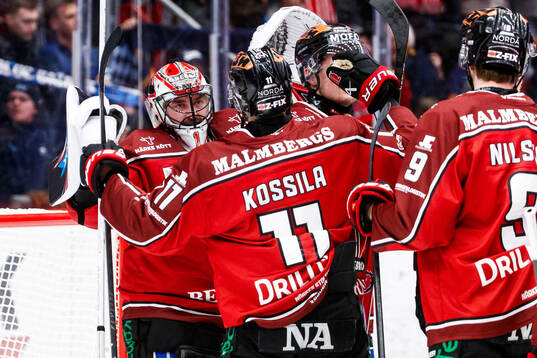 Örebros målvakt Jhonas Enroth och Kalle Kossila jublar