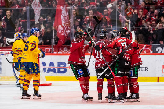 Örebrospelarna jublar vid Örebros Luke Martin 3-1 mål